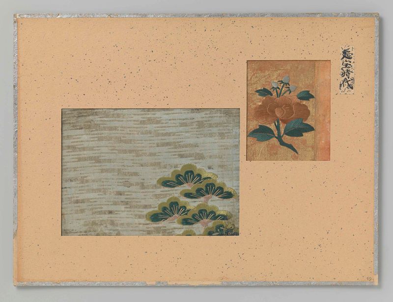 Twee fragmenten textiel, tecido de seda de Unknown Artist com bordados intrincados.