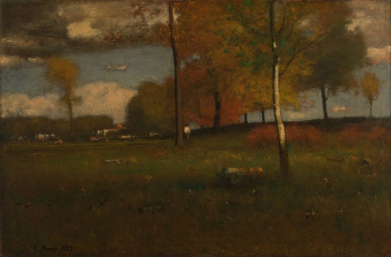 Perto da Vila, Outubro de George Inness, óleo sobre tela que retrata uma paisagem de outono com um céu luminoso.