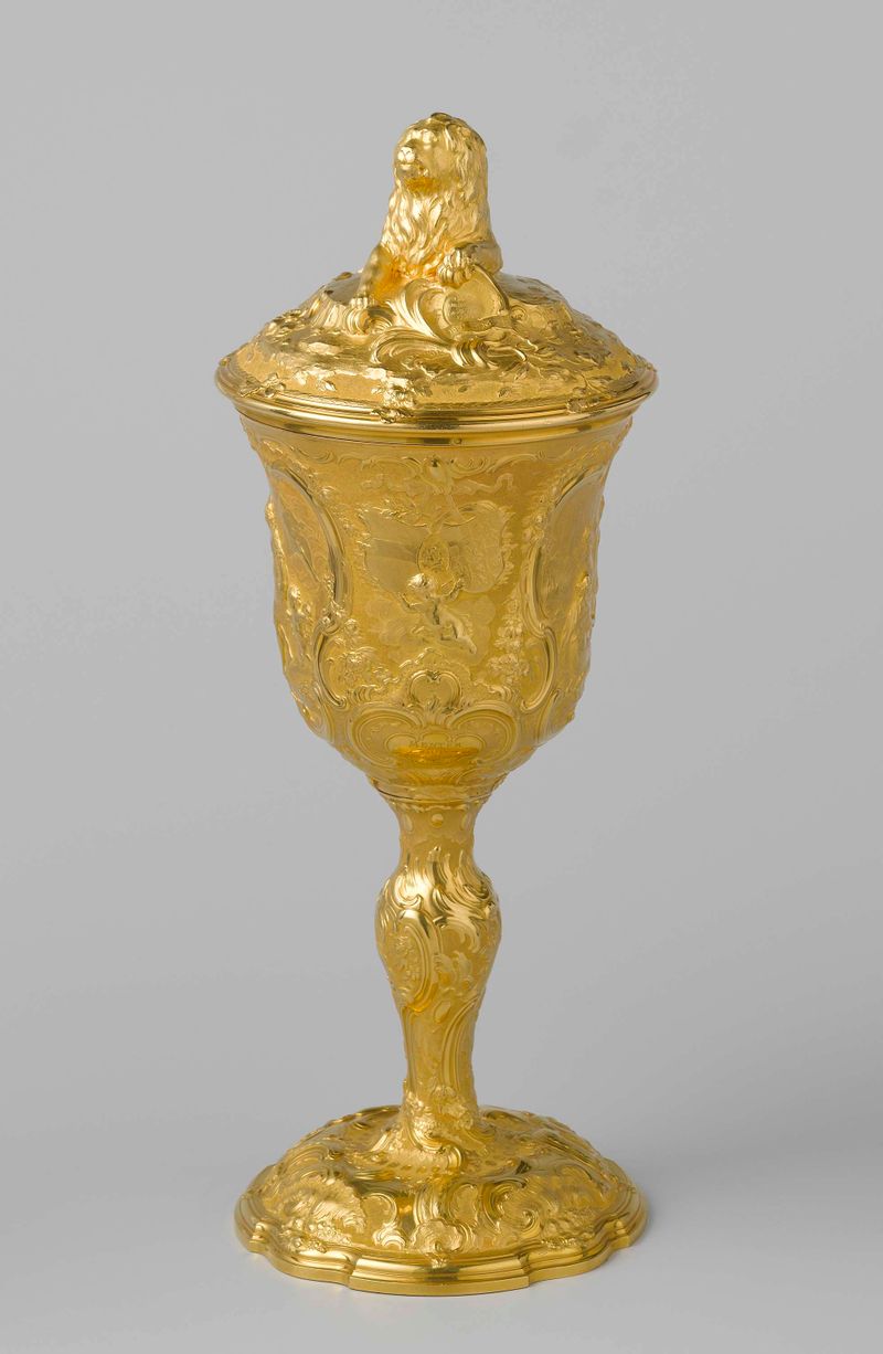 Taza decorativa rococó de Louis Métayer, conmemorando un matrimonio en 1750.
