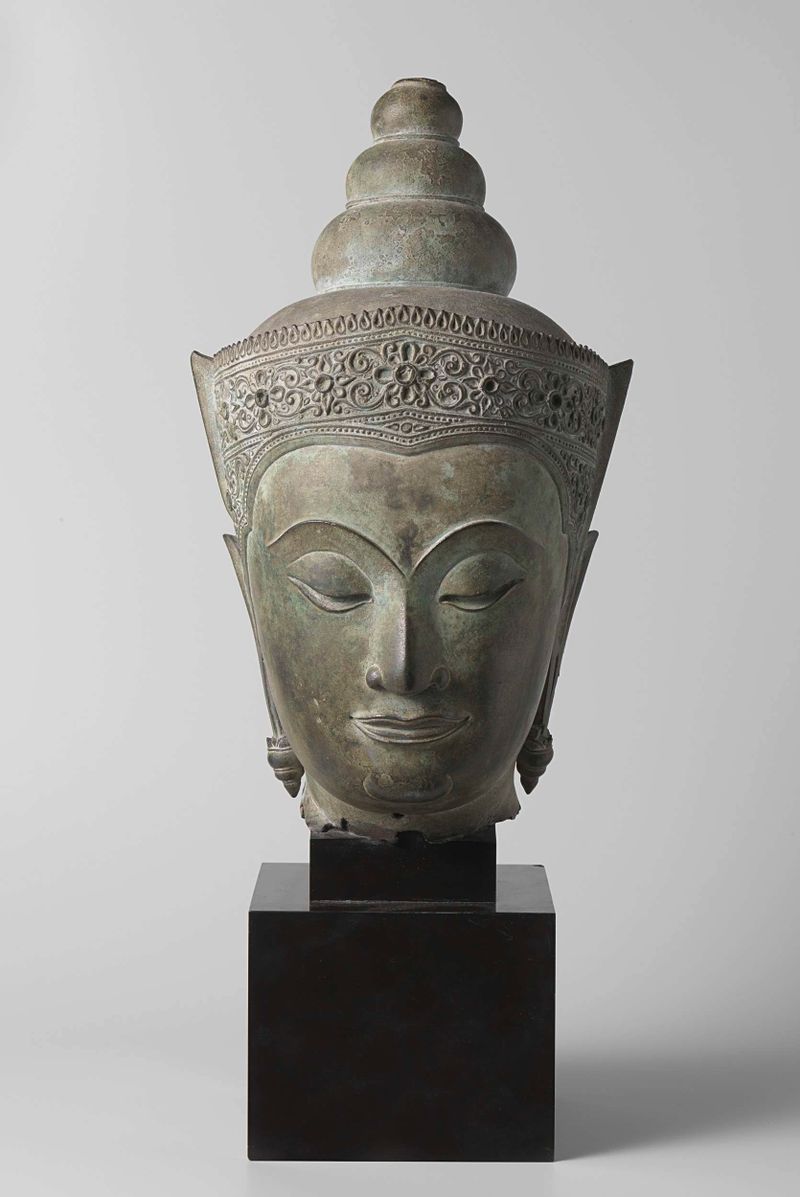 Escultura de bronce de una cabeza de Buda por Unknown Artist