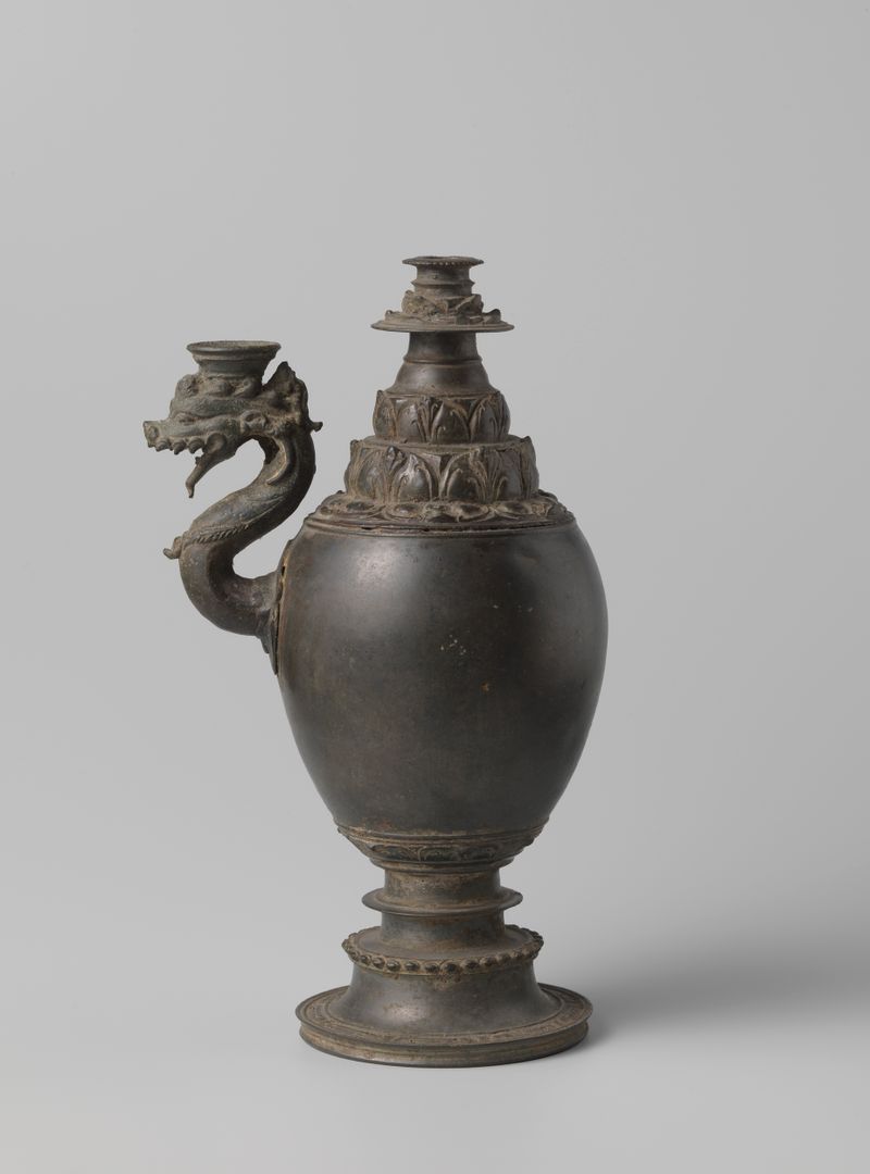 Wijwatervaas de bronce de artista desconocido que muestra intrincada artesanía y curvas elegantes.
