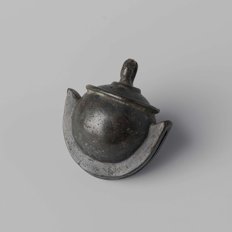 Campana de bronce de Artista Desconocido, mostrando un diseño y artesanía intrincados.