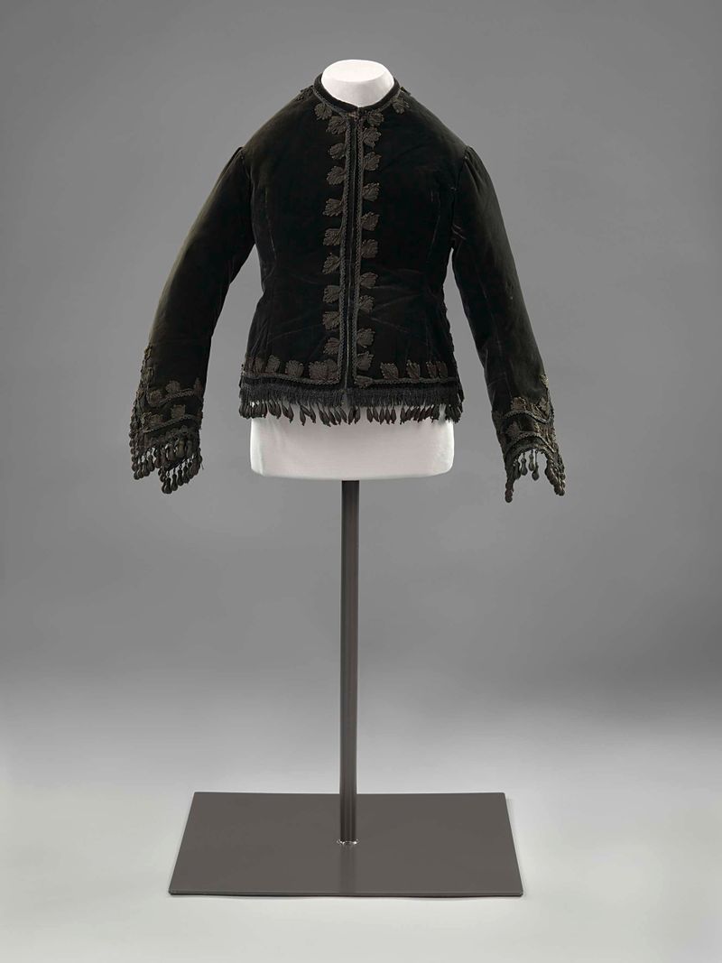 Abrigo infantil victoriano de terciopelo negro por Unknown Artist