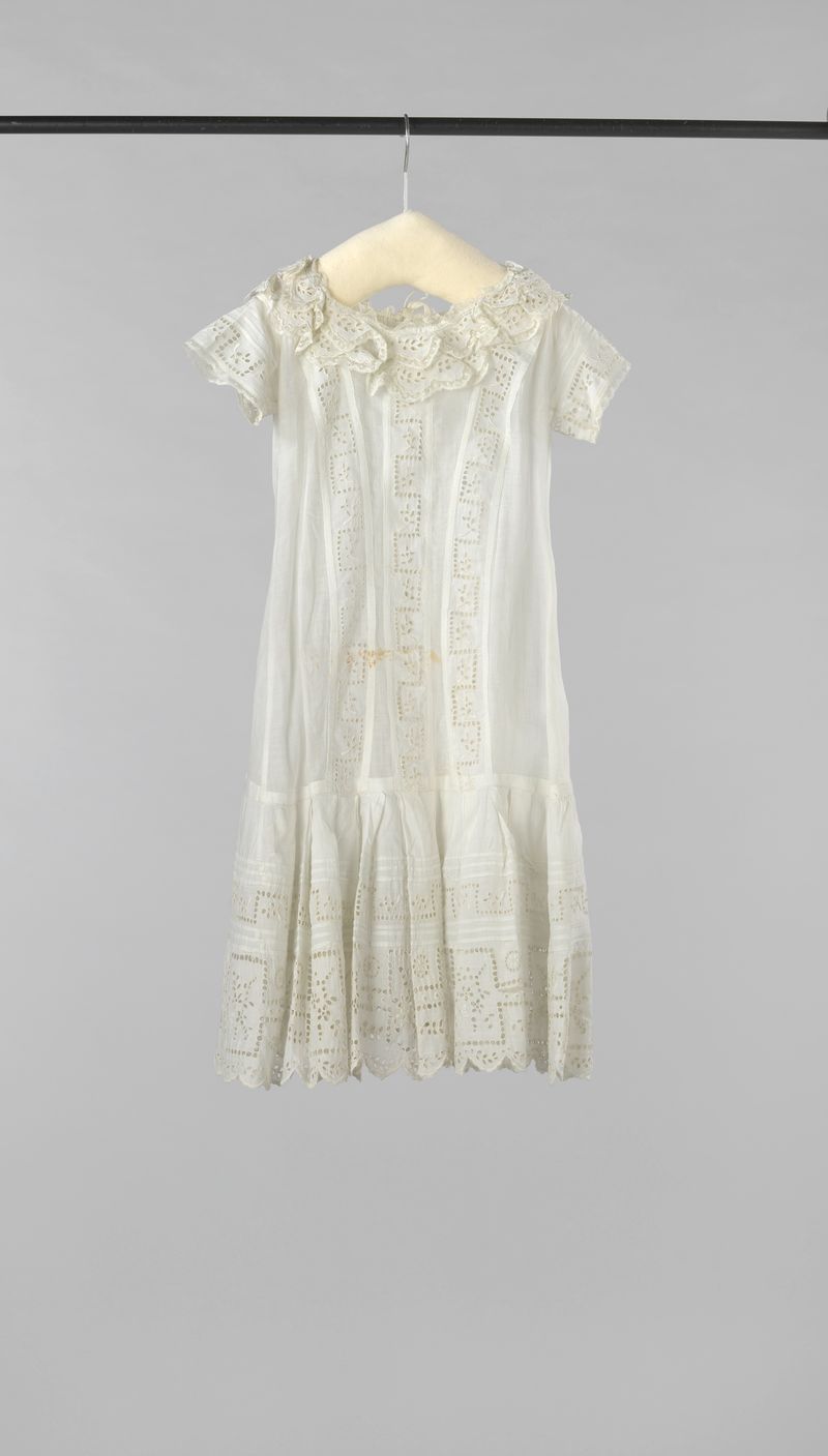 Vestido infantil victoriano de algodón con bordado y encaje de Unknown Artist