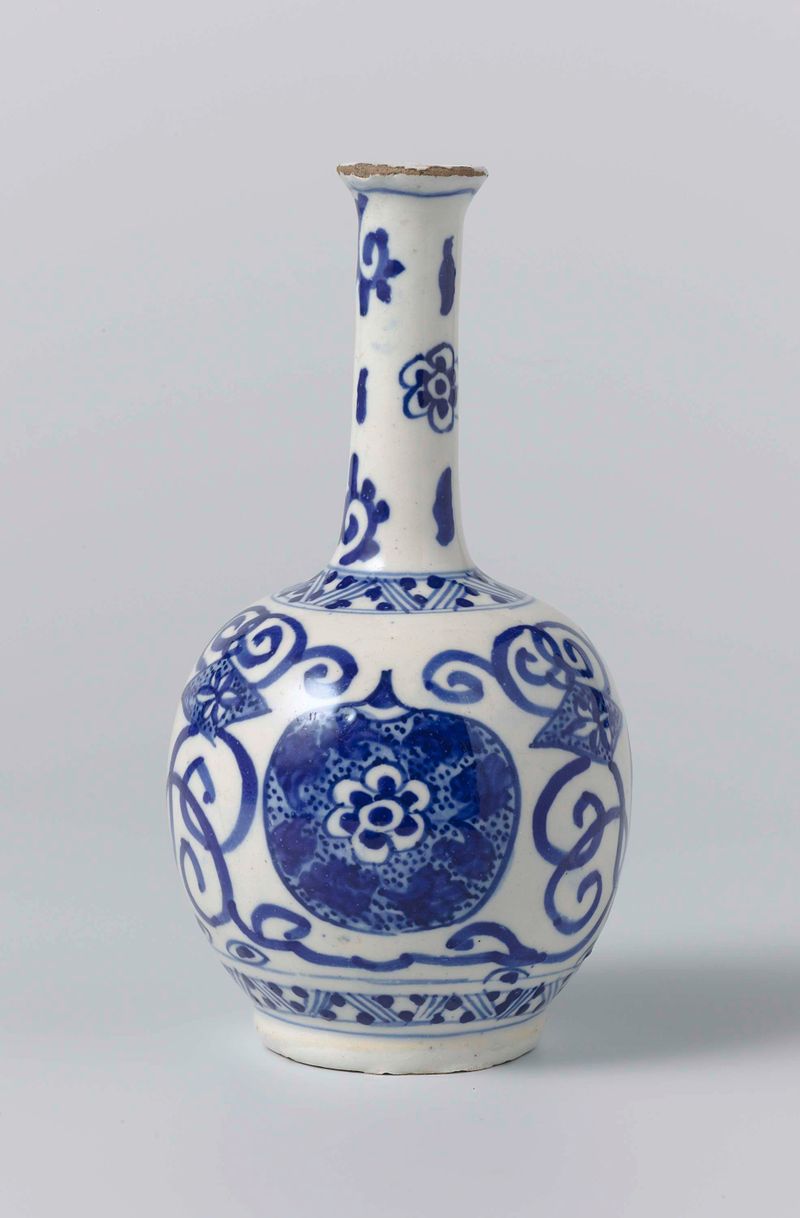 Vaas van faience de De Paauw, jarrón de faience con intrincados patrones y colores.