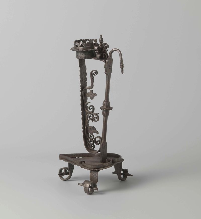 Diseño intrincado de candelabro de artista desconocido, medio desconocido.