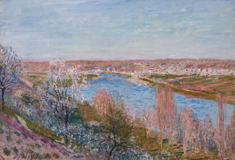Paisagem ao pôr do sol de Alfred Sisley, óleo que retrata uma vila com telhados e um céu colorido.