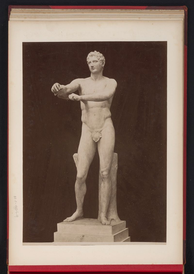 Sculptuur van Apoxyomenos by James Anderson, albumen print of a classical sculpture with raised arm