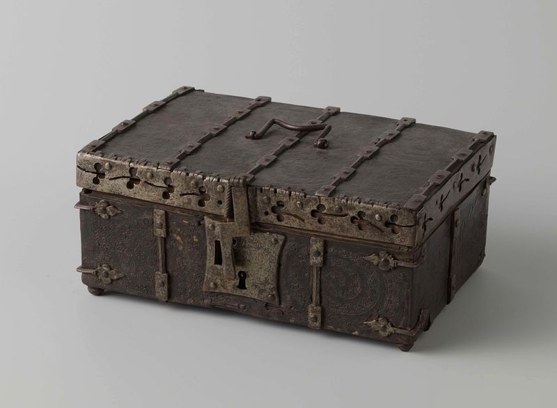 Cofre de metal gótico con patrones intrincados, artista desconocido