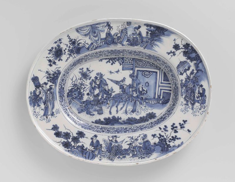 Oval dish feito de cerâmica por De Grieksche A, apresentando curvas delicadas e tons terrosos.
