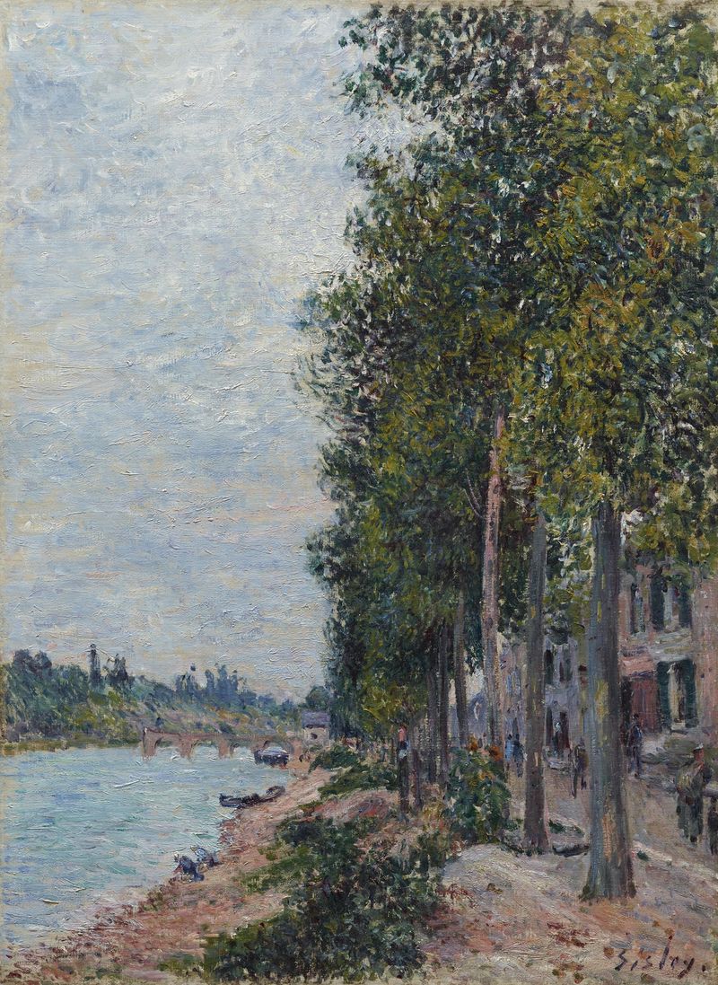 Road Along the Seine at Saint-Mammes, pintura a óleo de Alfred Sisley que retrata uma paisagem serena com árvores e um rio.