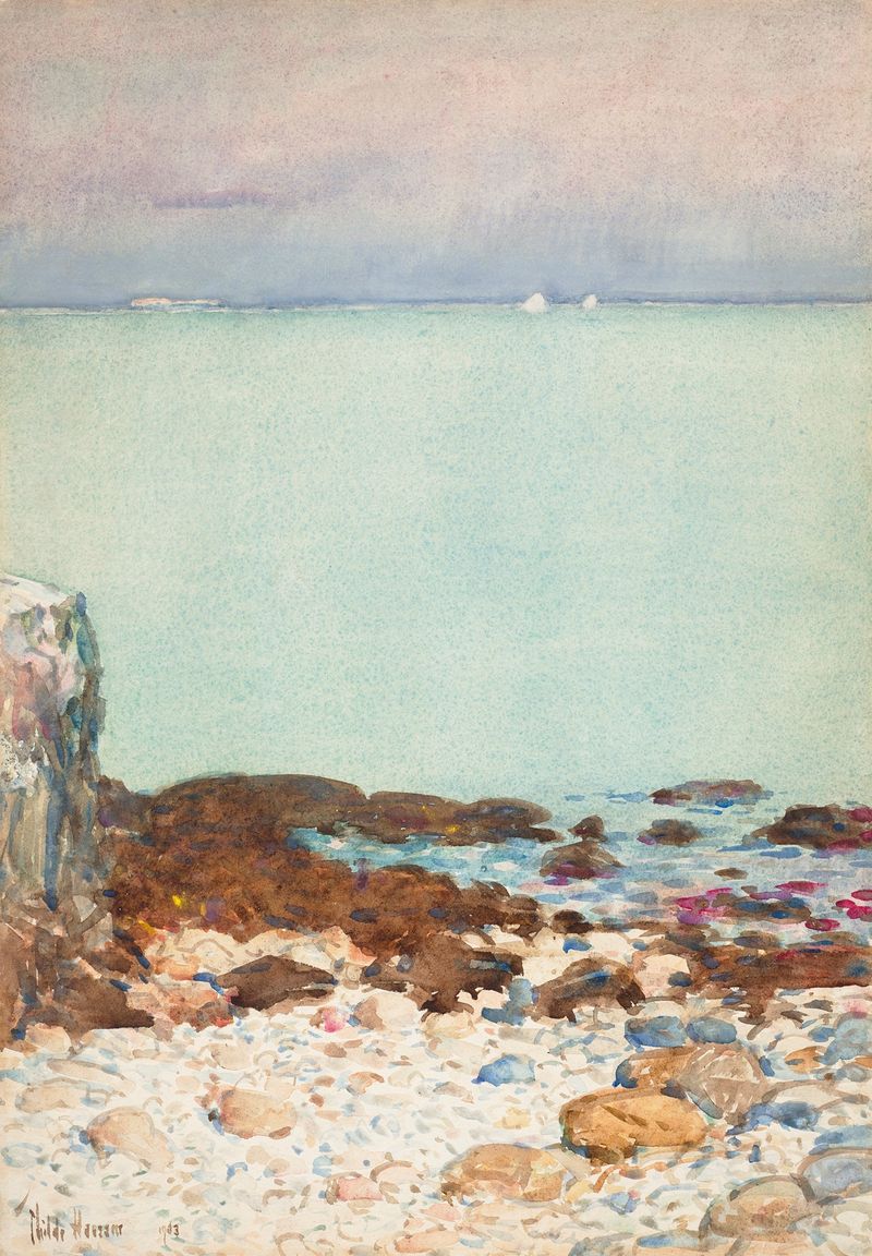 Low Tide, Isles of Shoals de Childe Hassam, óleo sobre tela representando uma paisagem marinha tranquila.