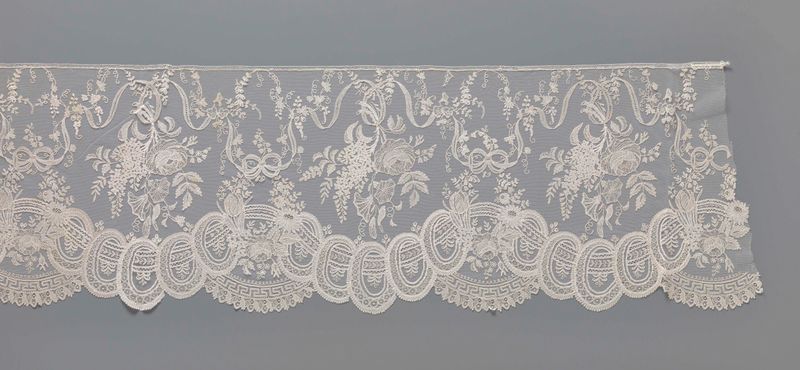 Textil de encaje con cintas y patrones intrincados de Unknown Artist