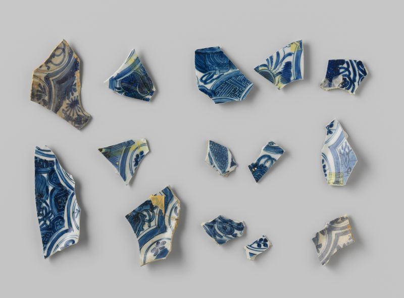 Fragmentos de porcelana del barco V.O.C. 'Witte Leeuw', medio hueso, Unknown Artist
