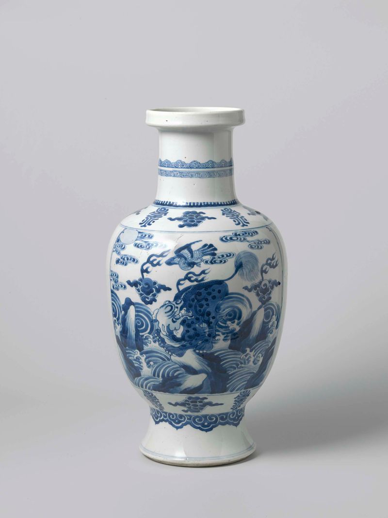 Vaso oval Ukiyo-e com um shishi sobre uma rocha entre ondas de Artista Desconhecido