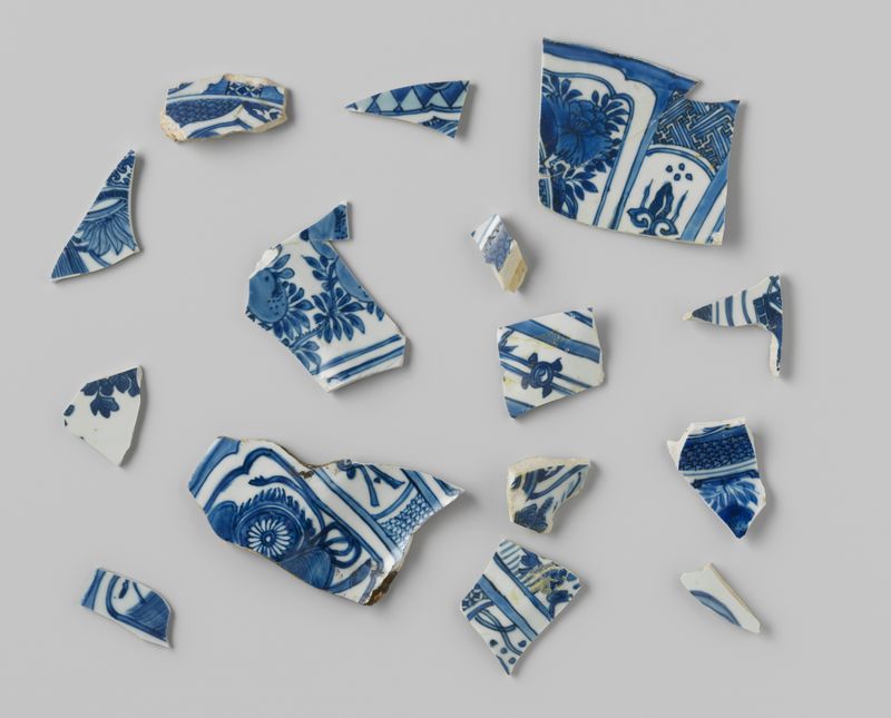 Naturaleza muerta de fragmentos de porcelana del barco VOC Witte Leeuw, medio hueso, artista desconocido.