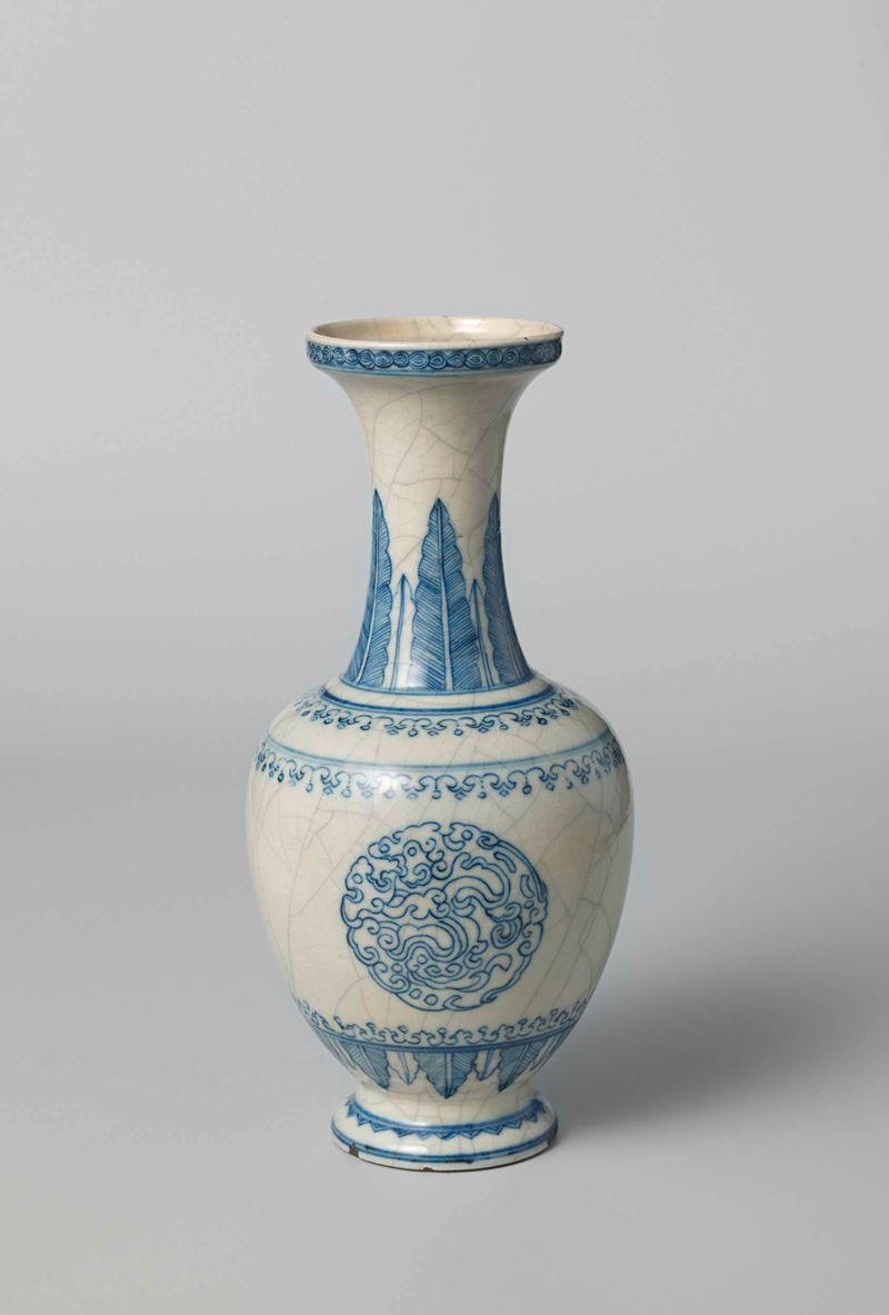 Vaso cerâmico ovoidal com ondas estilizadas de artista desconhecido
