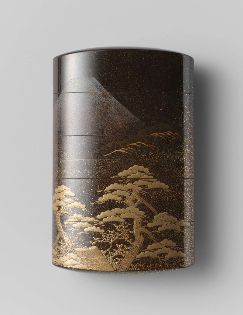 Inro, una pieza decorativa de madera de un artista desconocido, con motivos intrincados y colores ricos.