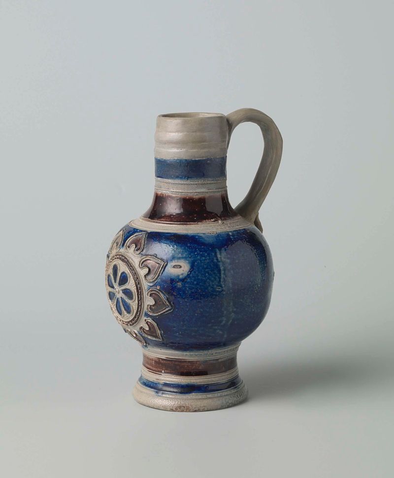 Jarra de cerámica con medallón, artista desconocido